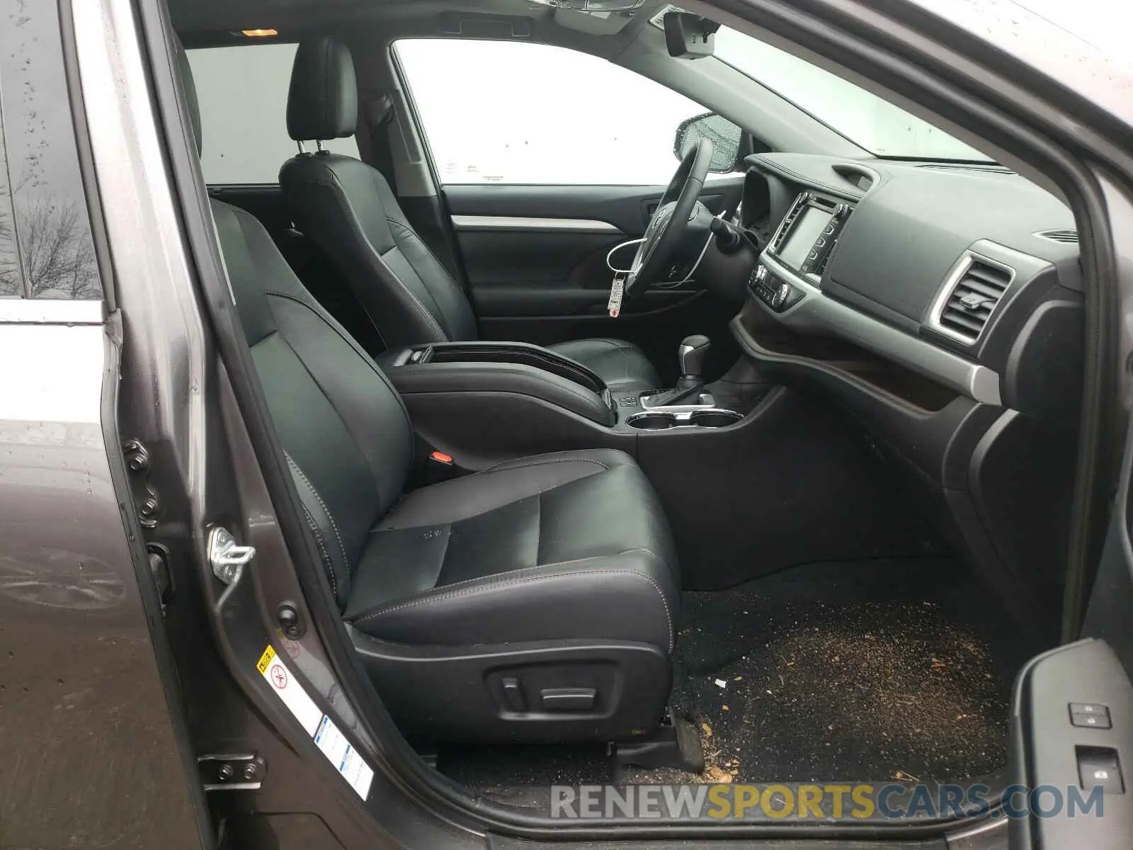 5 Photograph of a damaged car 5TDJZRFH6KS603904 TOYOTA HIGHLANDER 2019
