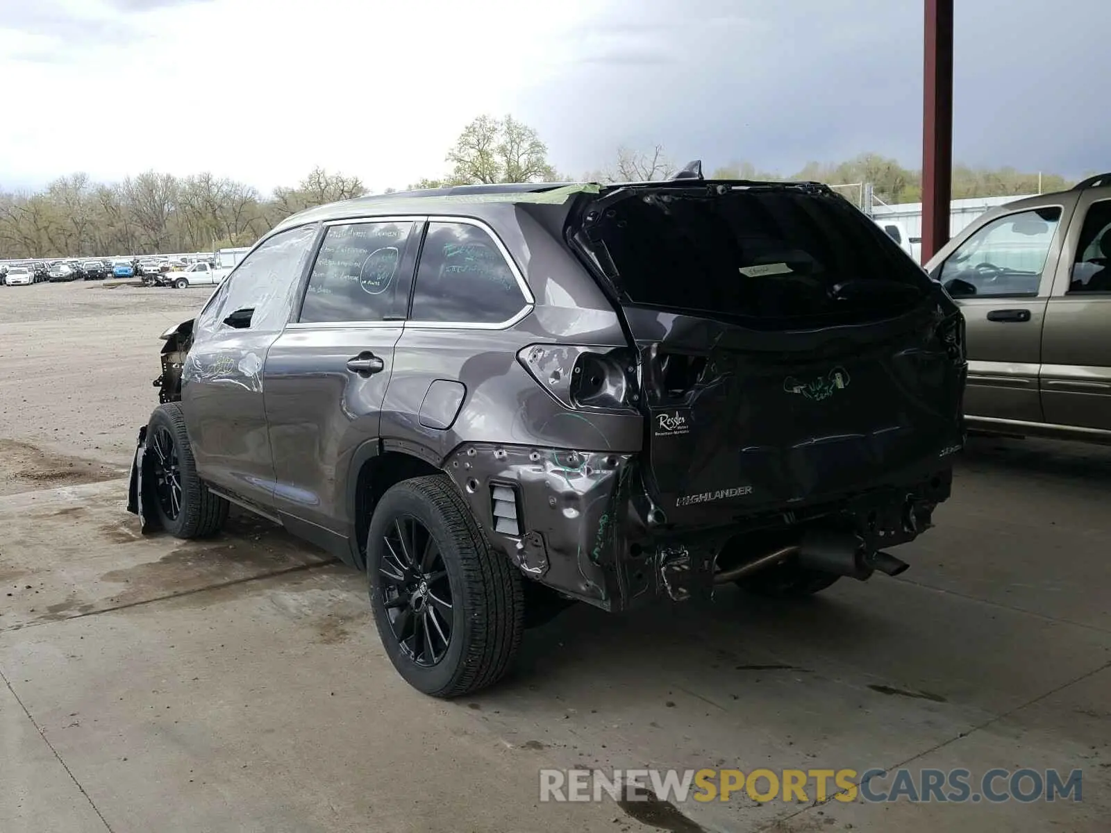 3 Photograph of a damaged car 5TDJZRFH6KS618399 TOYOTA HIGHLANDER 2019