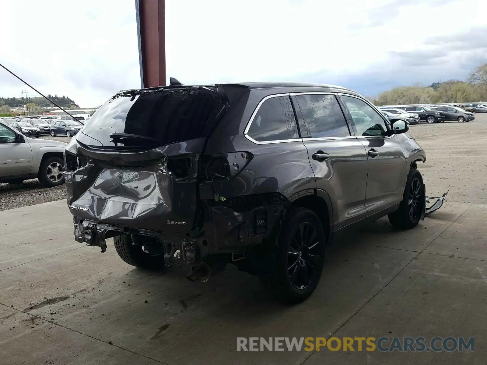4 Photograph of a damaged car 5TDJZRFH6KS618399 TOYOTA HIGHLANDER 2019