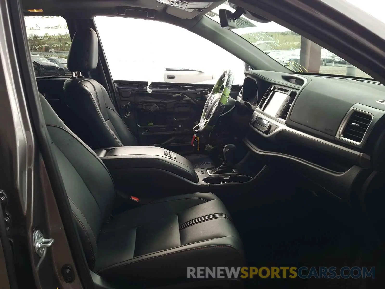 5 Photograph of a damaged car 5TDJZRFH6KS618399 TOYOTA HIGHLANDER 2019