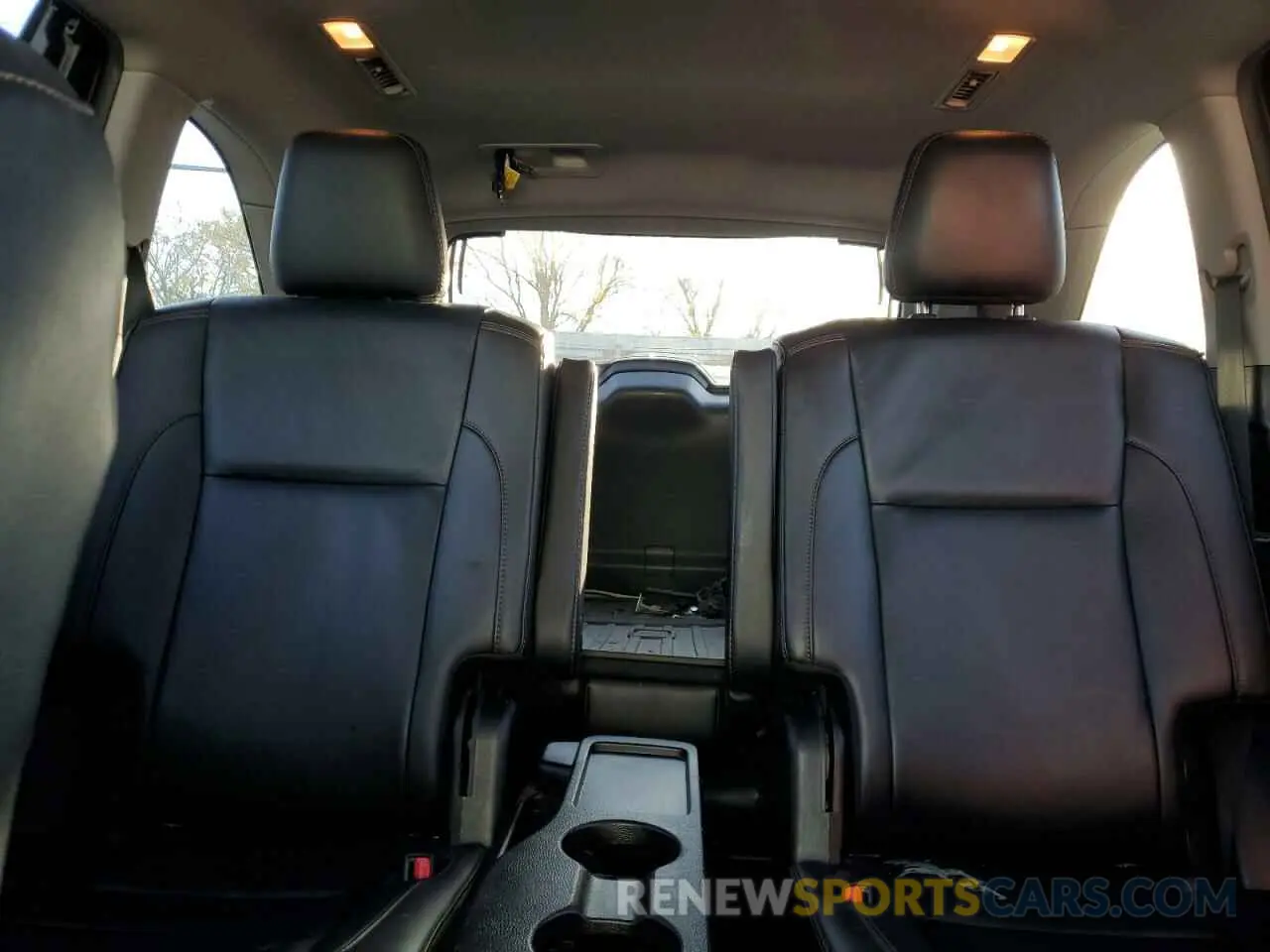 10 Photograph of a damaged car 5TDJZRFH6KS628107 TOYOTA HIGHLANDER 2019