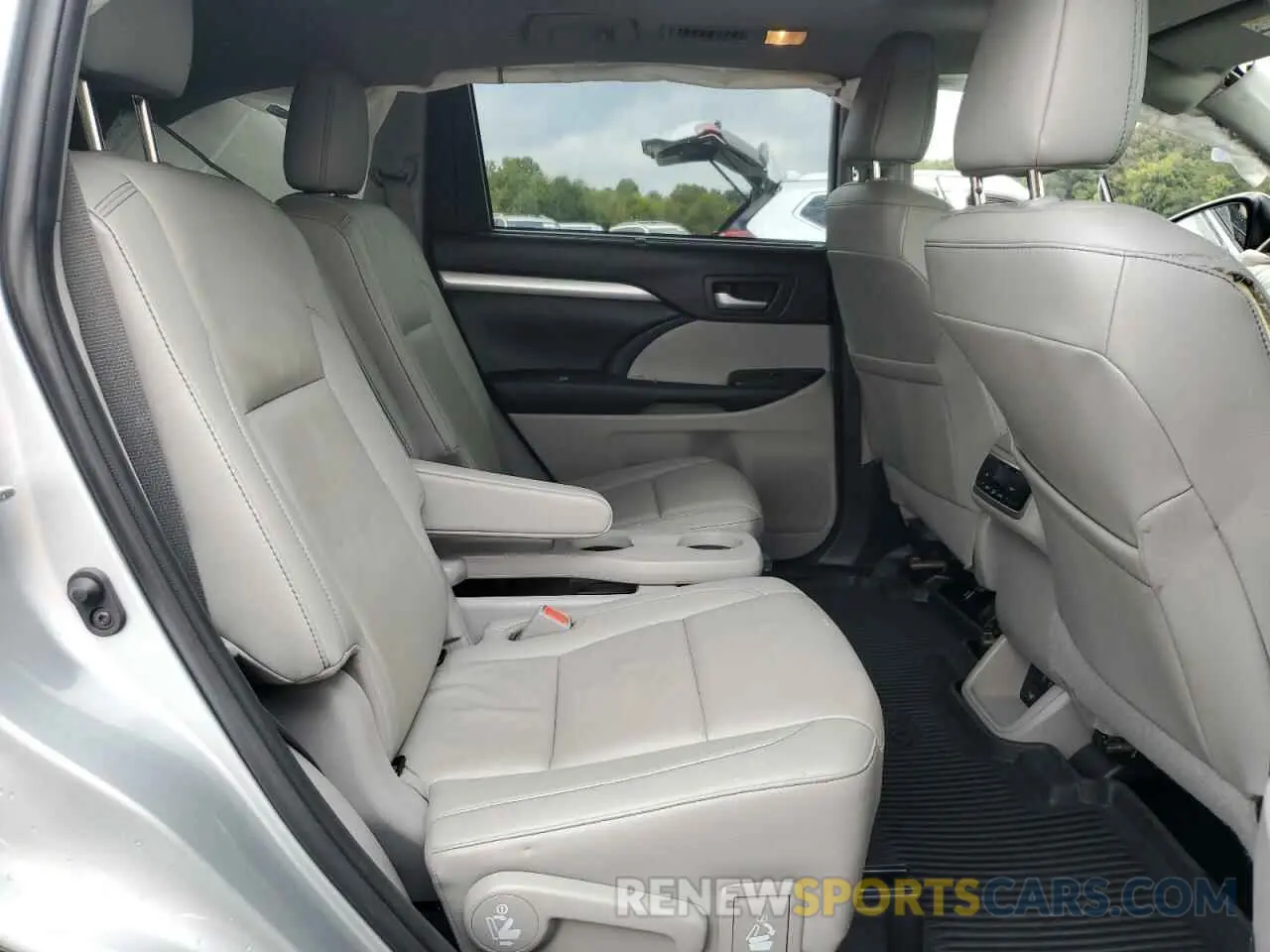 11 Photograph of a damaged car 5TDJZRFH7KS563302 TOYOTA HIGHLANDER 2019