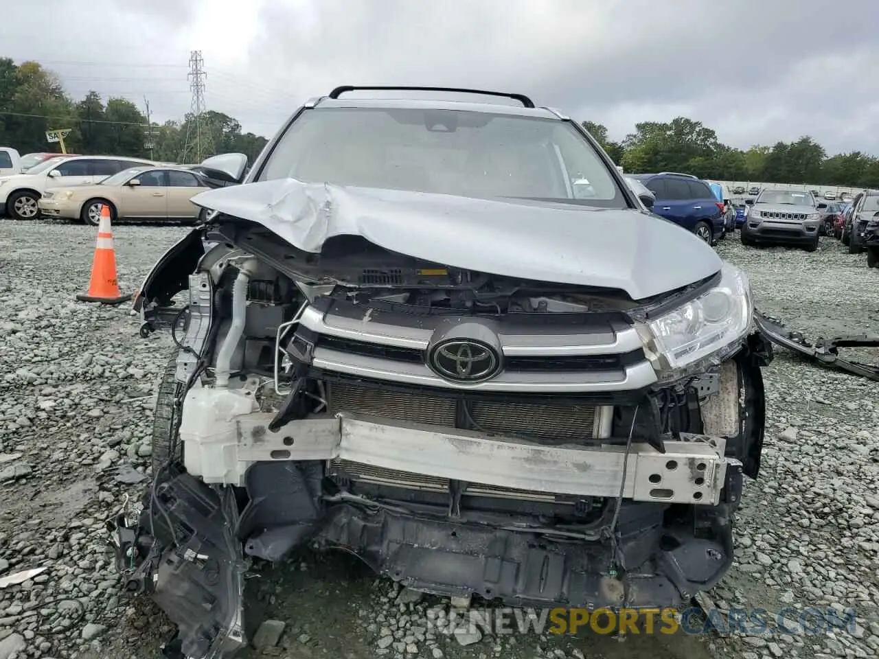 5 Photograph of a damaged car 5TDJZRFH7KS563302 TOYOTA HIGHLANDER 2019