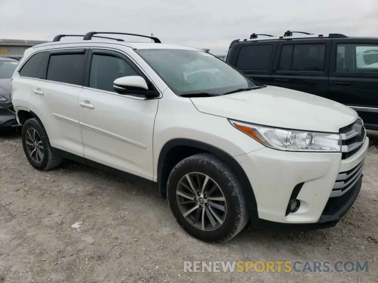 4 Photograph of a damaged car 5TDJZRFH7KS573733 TOYOTA HIGHLANDER 2019