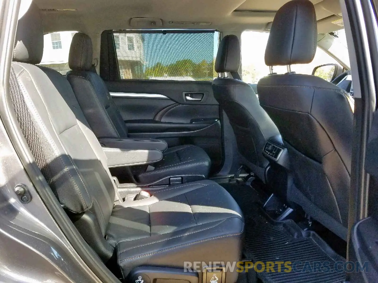 6 Photograph of a damaged car 5TDJZRFH7KS595442 TOYOTA HIGHLANDER 2019