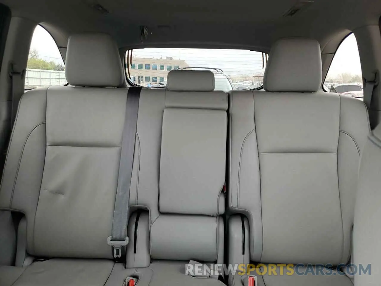 10 Photograph of a damaged car 5TDJZRFH7KS615625 TOYOTA HIGHLANDER 2019