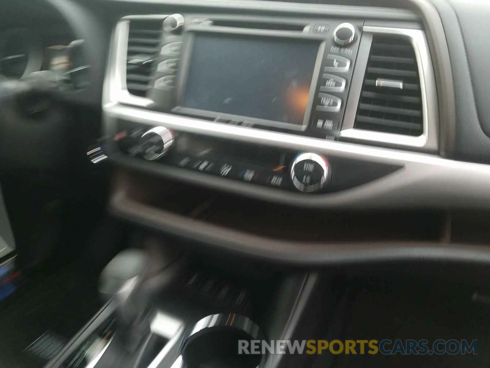 9 Photograph of a damaged car 5TDJZRFH7KS716860 TOYOTA HIGHLANDER 2019