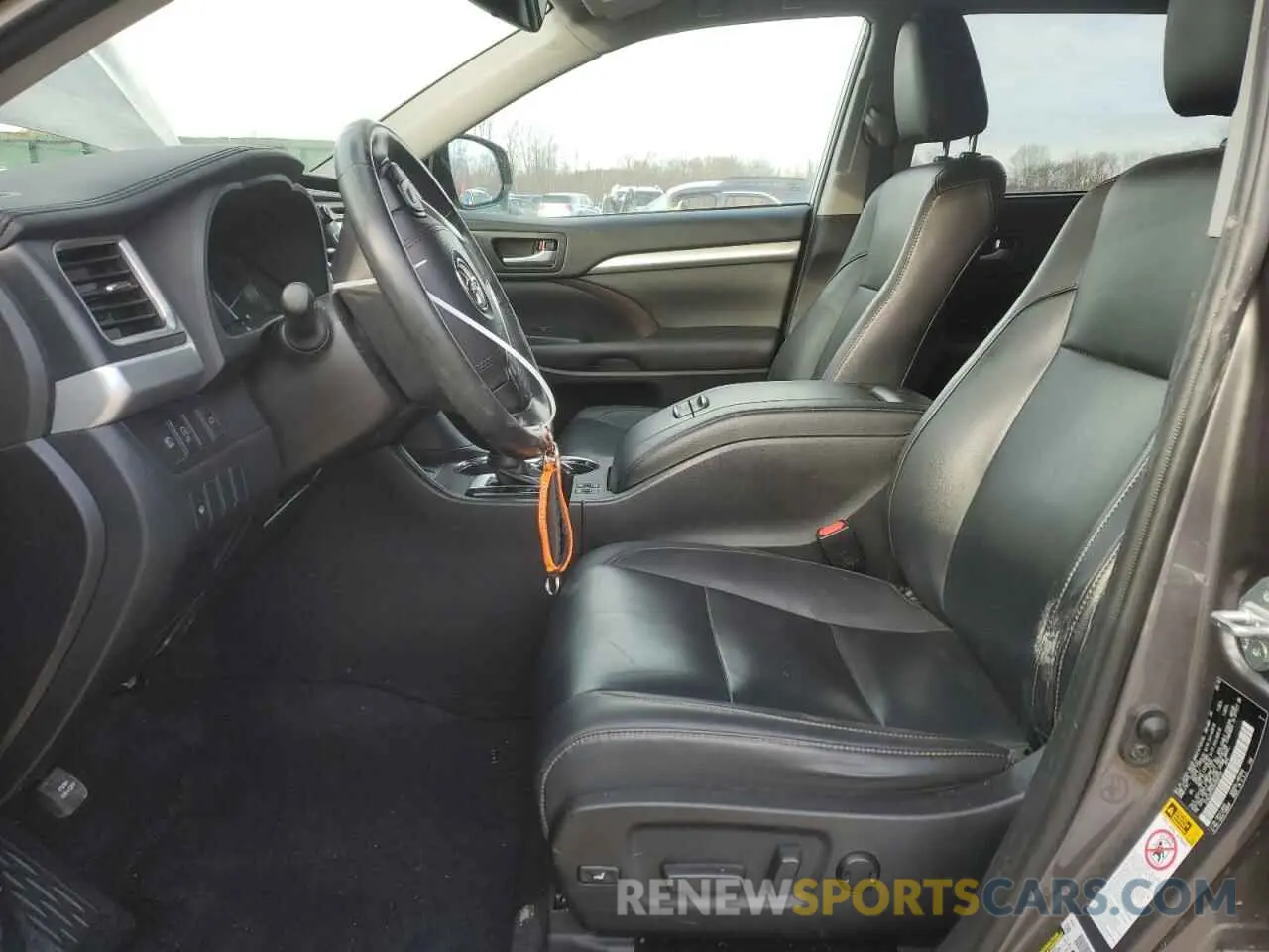 7 Photograph of a damaged car 5TDJZRFH7KS920137 TOYOTA HIGHLANDER 2019