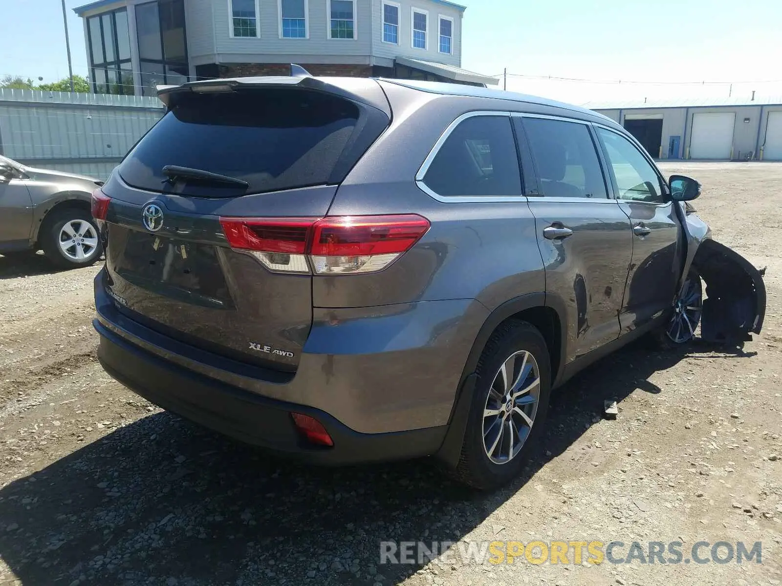 4 Photograph of a damaged car 5TDJZRFH8KS576785 TOYOTA HIGHLANDER 2019
