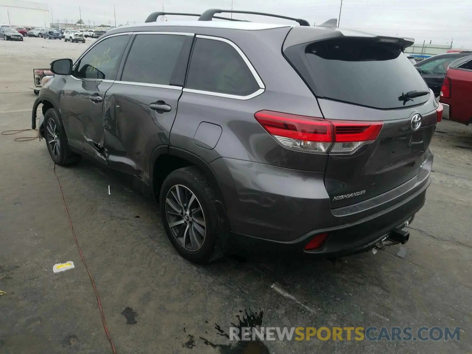3 Photograph of a damaged car 5TDJZRFH8KS578715 TOYOTA HIGHLANDER 2019