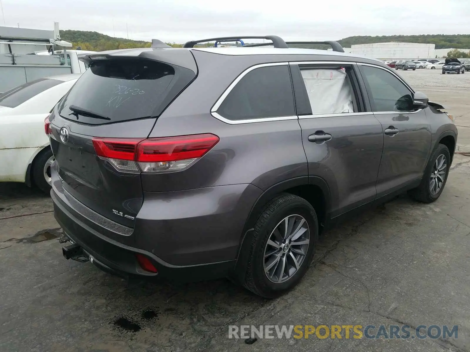4 Photograph of a damaged car 5TDJZRFH8KS578715 TOYOTA HIGHLANDER 2019