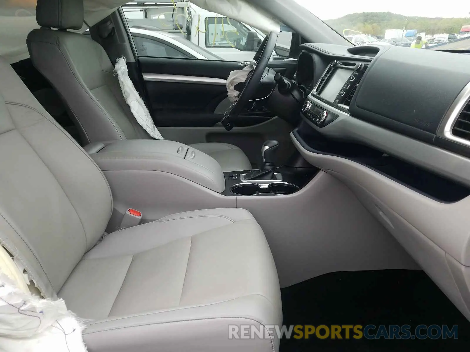 5 Photograph of a damaged car 5TDJZRFH8KS578715 TOYOTA HIGHLANDER 2019