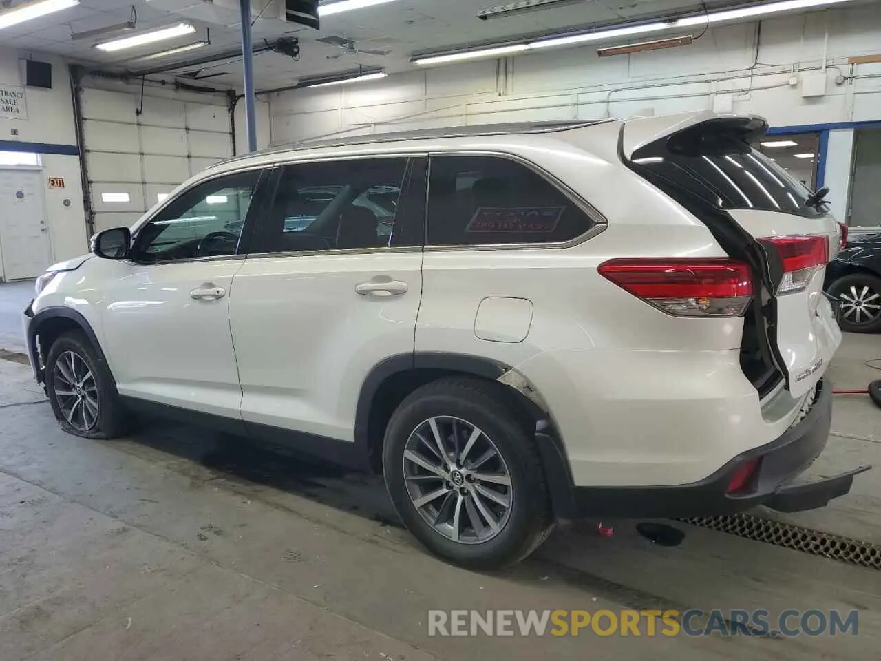 2 Photograph of a damaged car 5TDJZRFH8KS919840 TOYOTA HIGHLANDER 2019