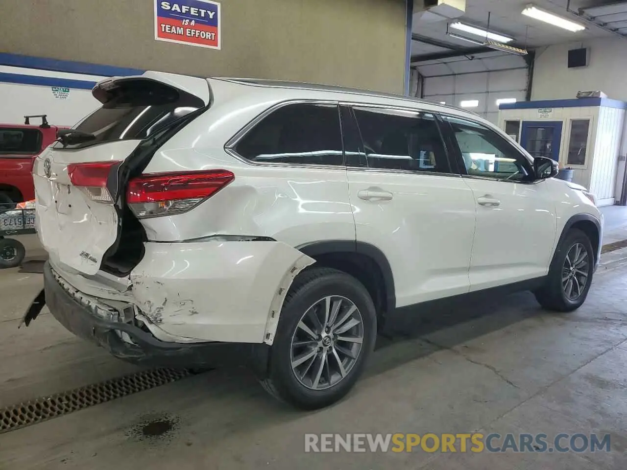 3 Photograph of a damaged car 5TDJZRFH8KS919840 TOYOTA HIGHLANDER 2019