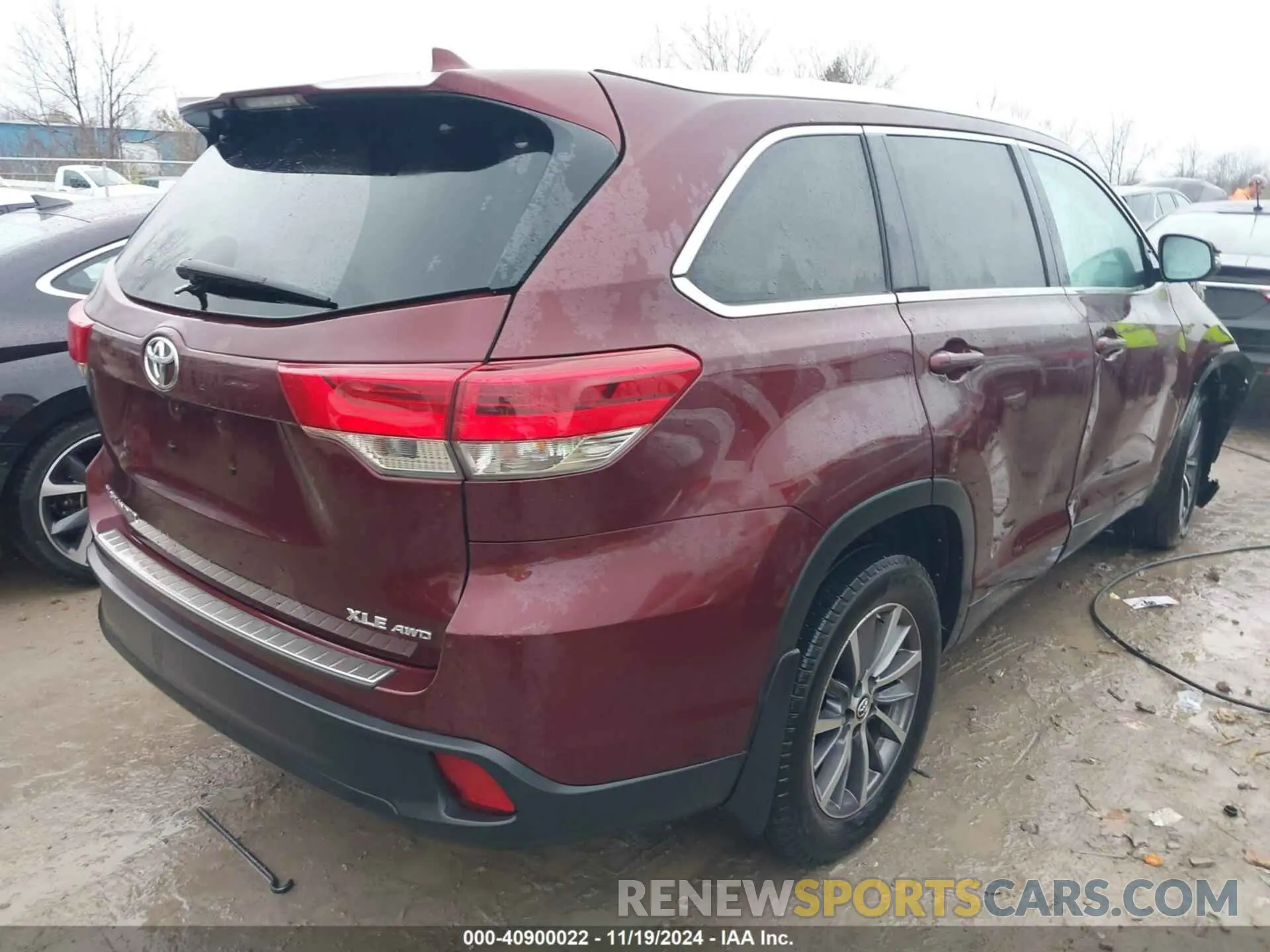 4 Photograph of a damaged car 5TDJZRFH8KS958539 TOYOTA HIGHLANDER 2019