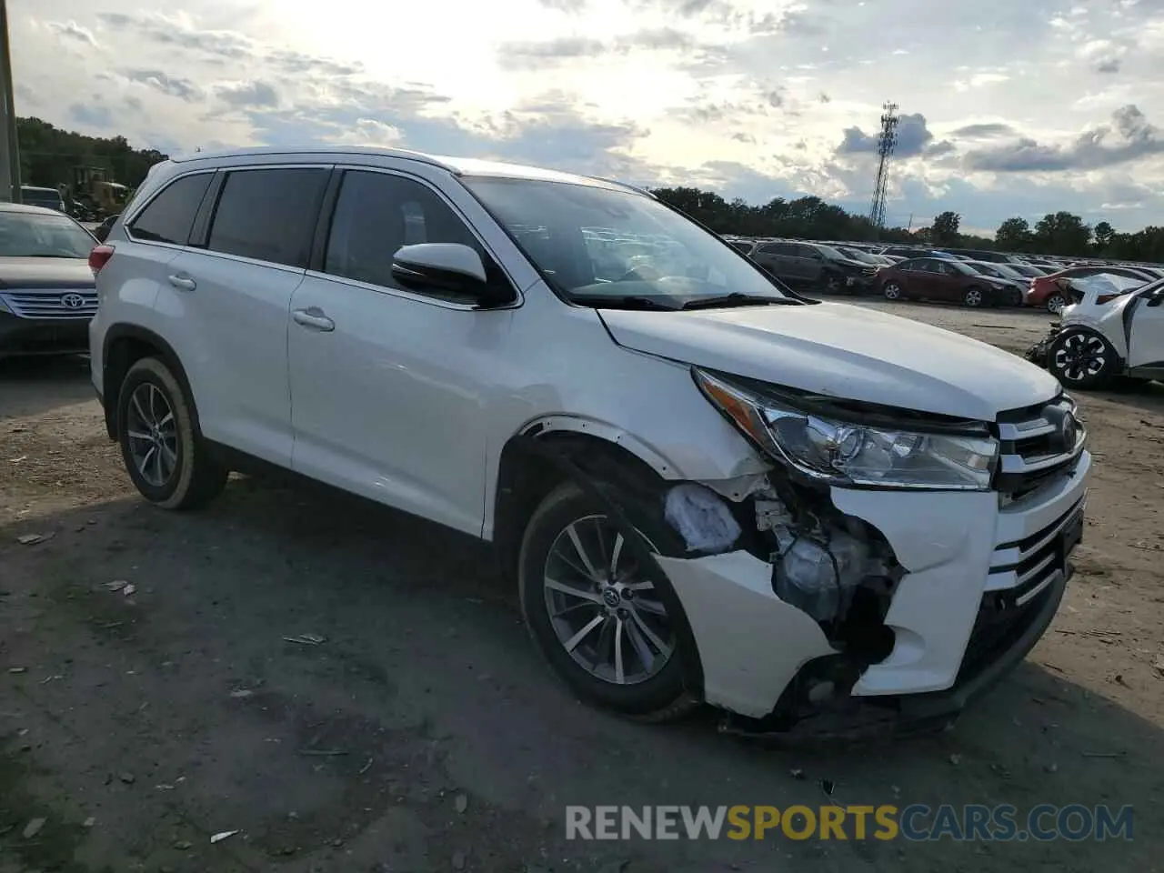 4 Photograph of a damaged car 5TDJZRFH9KS570753 TOYOTA HIGHLANDER 2019