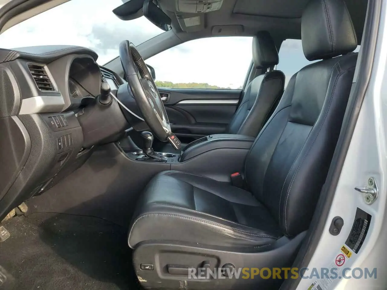 7 Photograph of a damaged car 5TDJZRFH9KS570753 TOYOTA HIGHLANDER 2019
