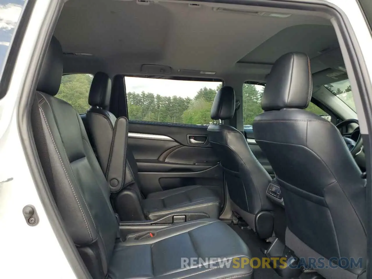 11 Photograph of a damaged car 5TDJZRFH9KS595359 TOYOTA HIGHLANDER 2019