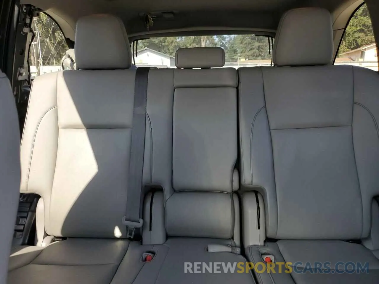 10 Photograph of a damaged car 5TDJZRFH9KS596477 TOYOTA HIGHLANDER 2019
