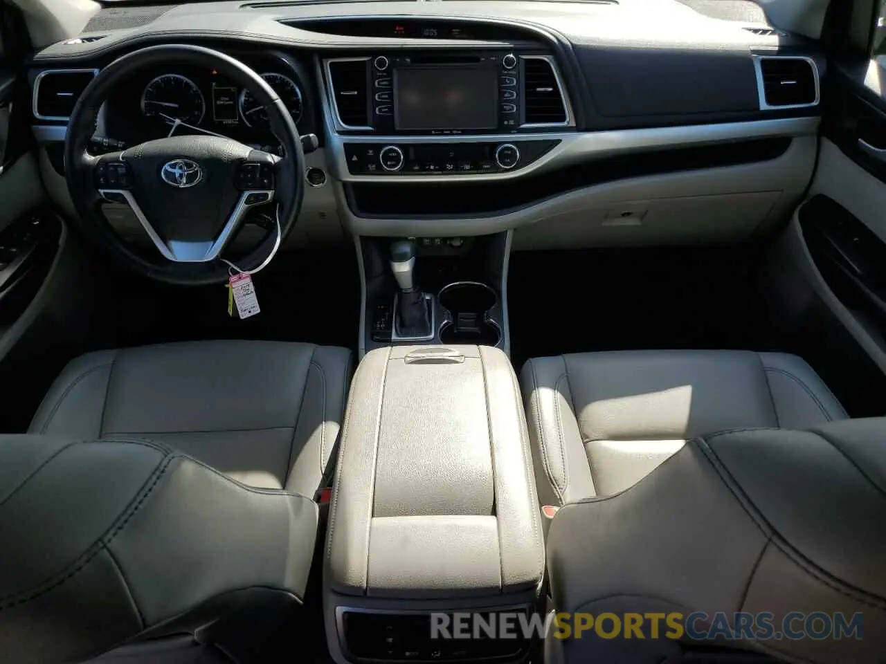8 Photograph of a damaged car 5TDJZRFH9KS596477 TOYOTA HIGHLANDER 2019