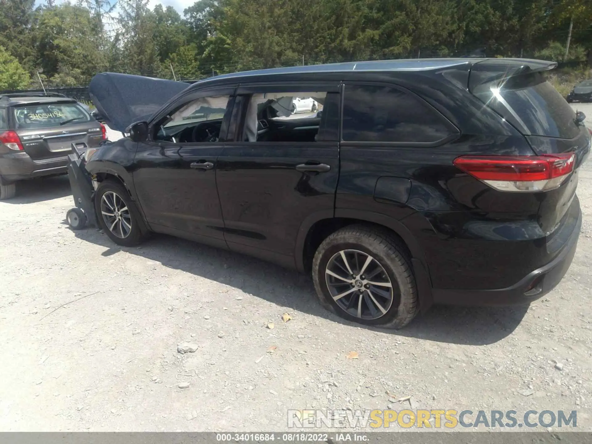 3 Photograph of a damaged car 5TDJZRFH9KS601287 TOYOTA HIGHLANDER 2019