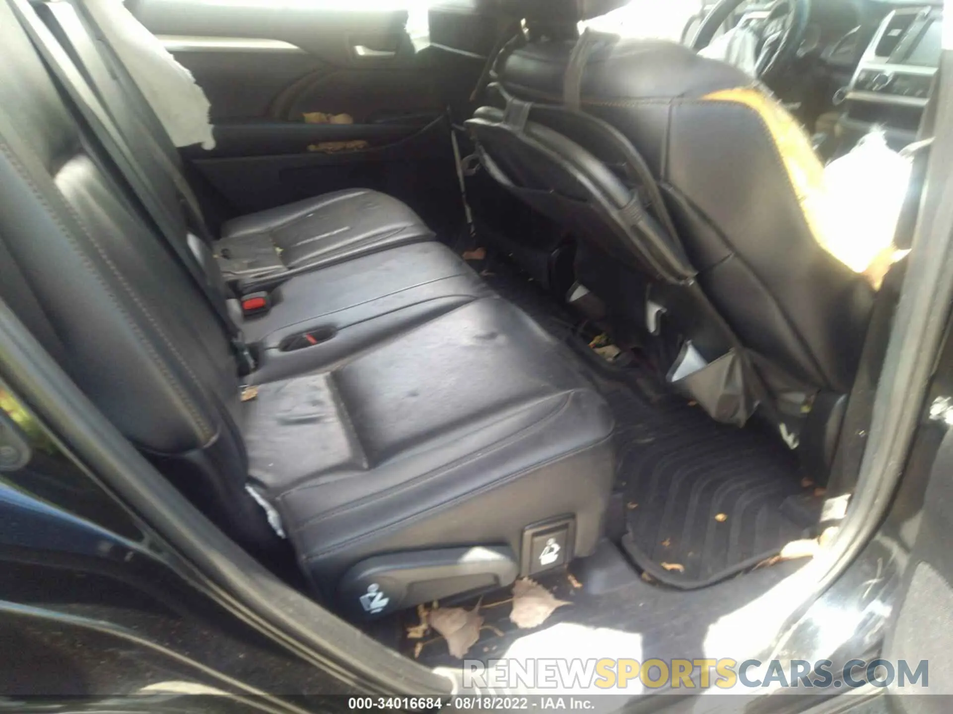 8 Photograph of a damaged car 5TDJZRFH9KS601287 TOYOTA HIGHLANDER 2019