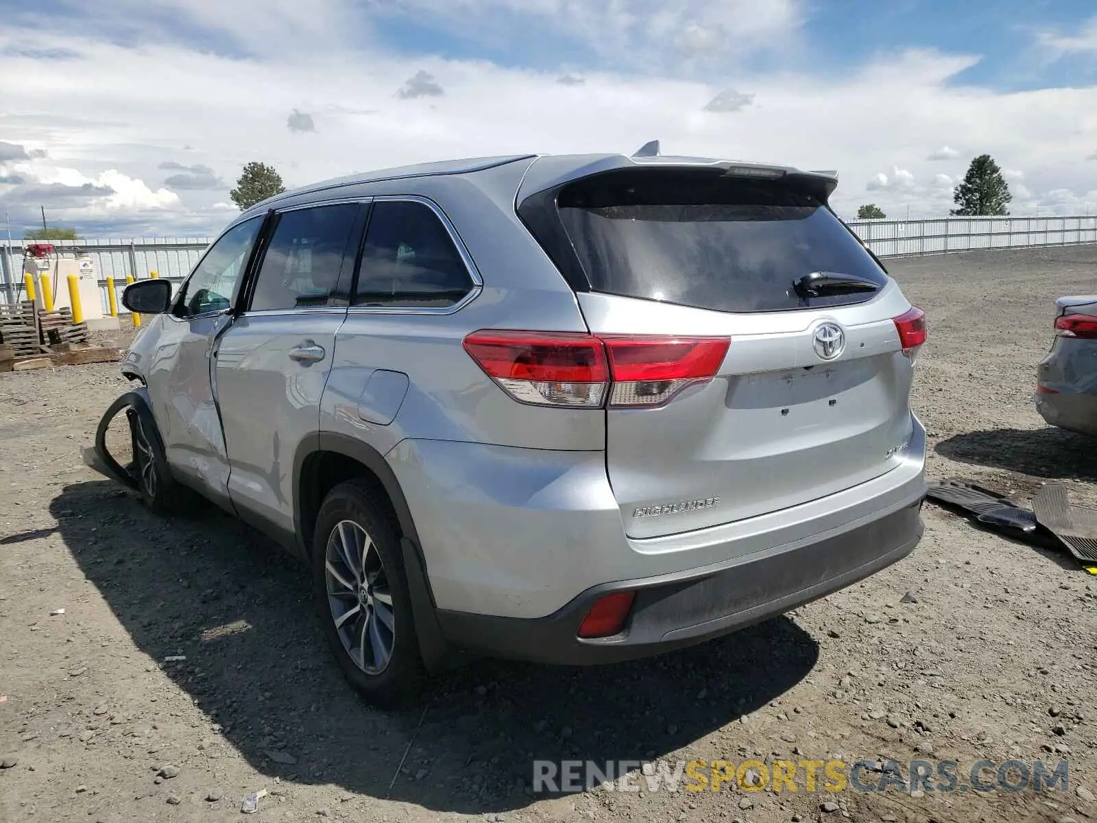 3 Photograph of a damaged car 5TDJZRFH9KS625007 TOYOTA HIGHLANDER 2019