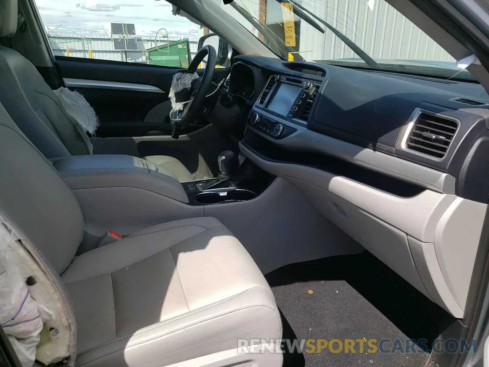 5 Photograph of a damaged car 5TDJZRFH9KS625007 TOYOTA HIGHLANDER 2019
