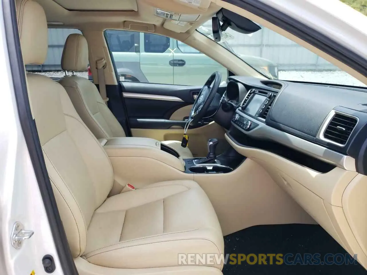 5 Photograph of a damaged car 5TDJZRFH9KS626044 TOYOTA HIGHLANDER 2019
