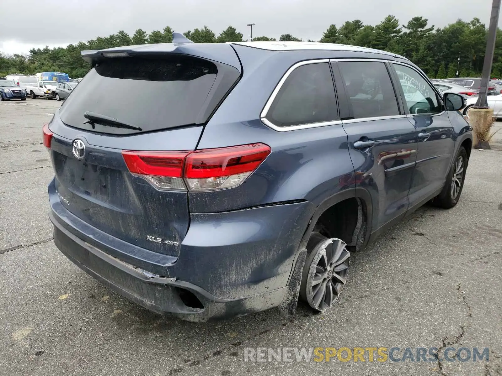 4 Photograph of a damaged car 5TDJZRFH9KS745485 TOYOTA HIGHLANDER 2019