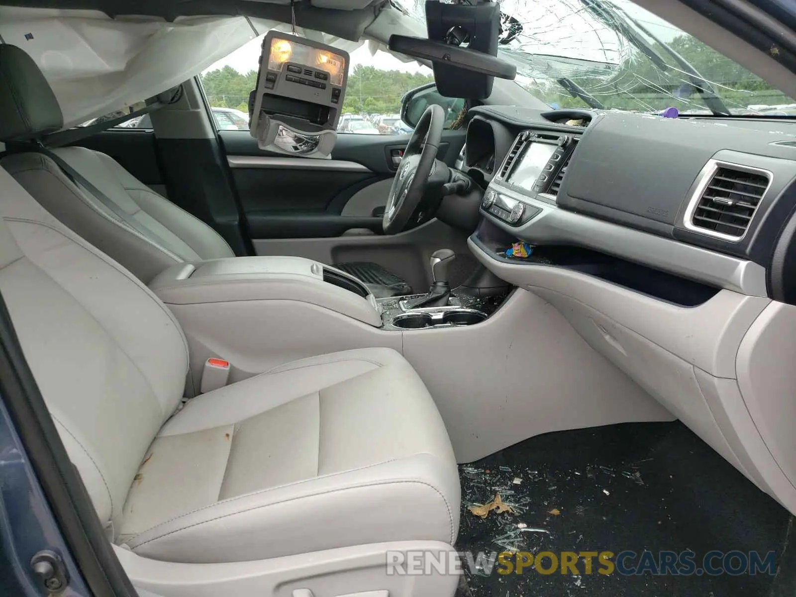 5 Photograph of a damaged car 5TDJZRFH9KS745485 TOYOTA HIGHLANDER 2019
