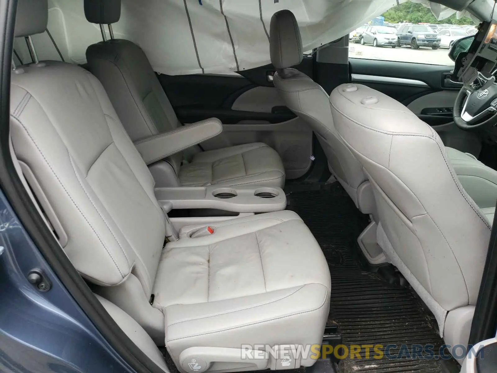 6 Photograph of a damaged car 5TDJZRFH9KS745485 TOYOTA HIGHLANDER 2019