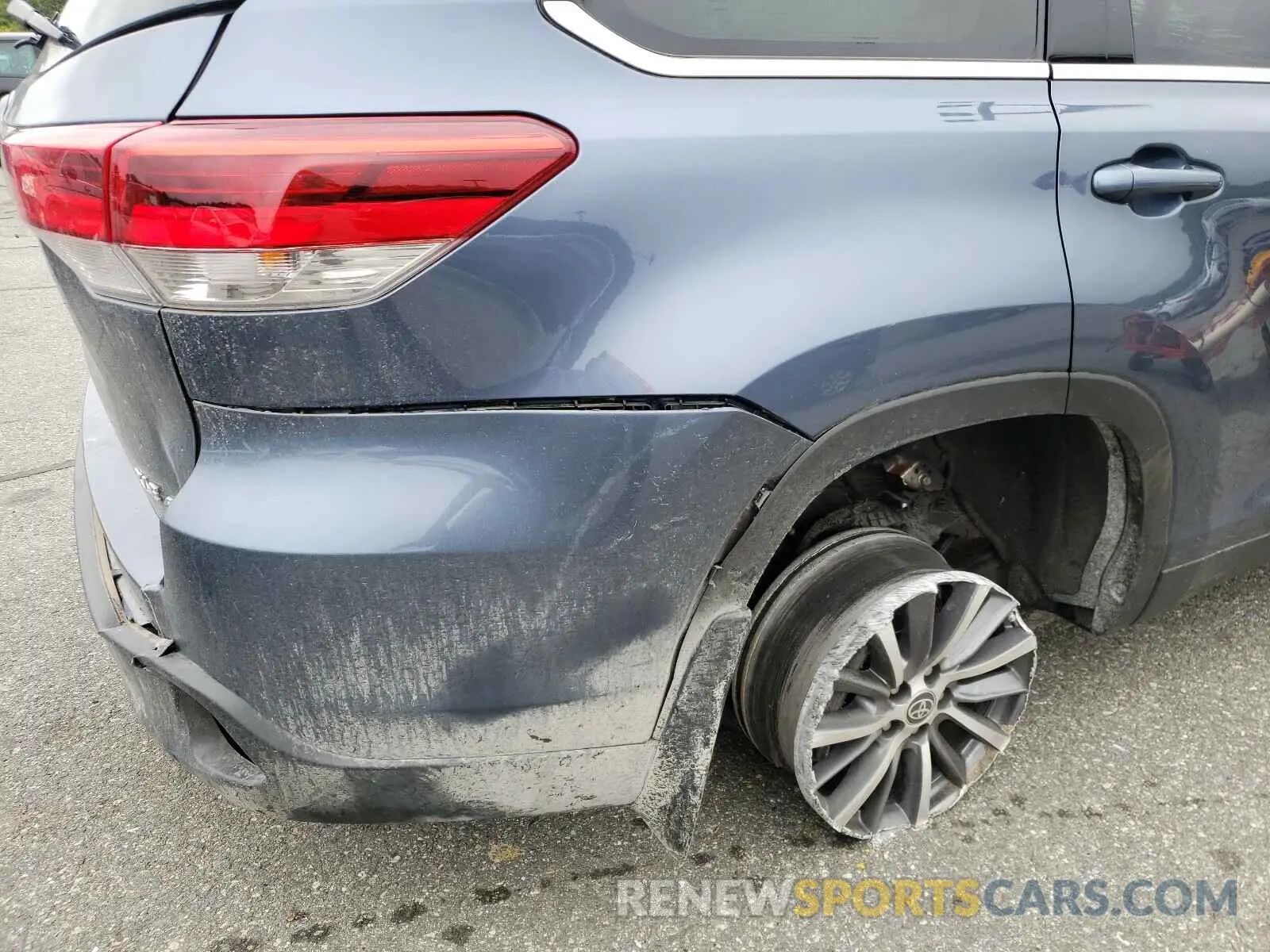 9 Photograph of a damaged car 5TDJZRFH9KS745485 TOYOTA HIGHLANDER 2019