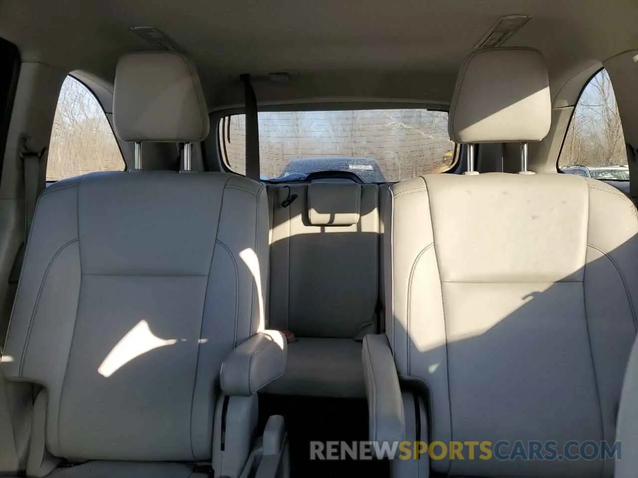 10 Photograph of a damaged car 5TDJZRFH9KS953608 TOYOTA HIGHLANDER 2019