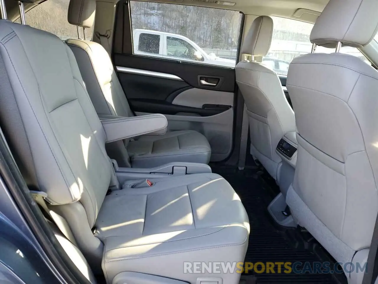 11 Photograph of a damaged car 5TDJZRFH9KS953608 TOYOTA HIGHLANDER 2019