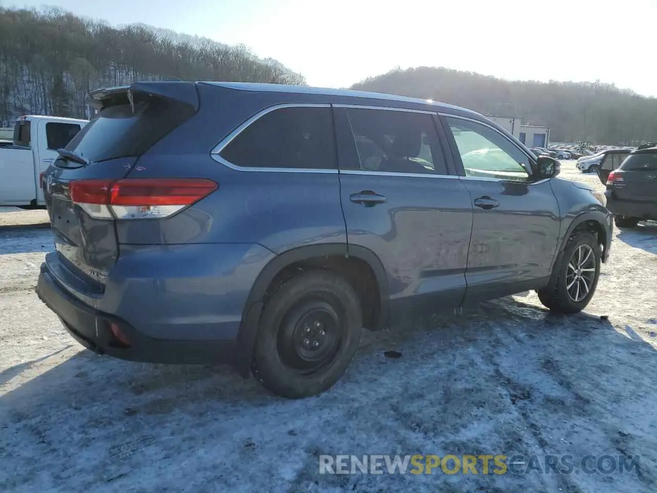 3 Photograph of a damaged car 5TDJZRFH9KS953608 TOYOTA HIGHLANDER 2019