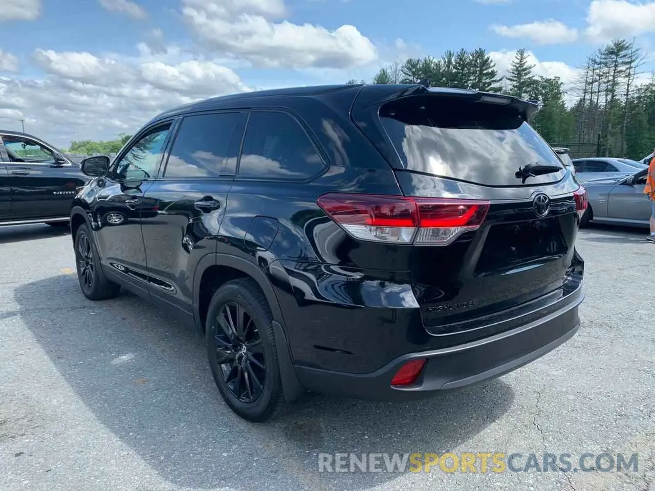 3 Photograph of a damaged car 5TDJZRFH9KS976970 TOYOTA HIGHLANDER 2019