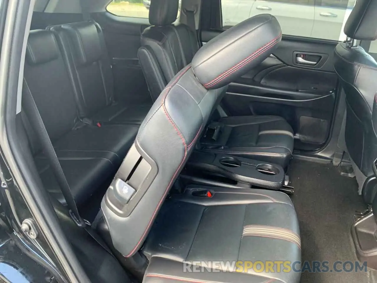 6 Photograph of a damaged car 5TDJZRFH9KS976970 TOYOTA HIGHLANDER 2019