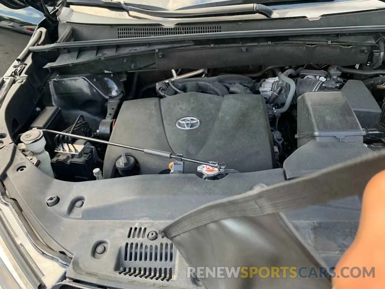 7 Photograph of a damaged car 5TDJZRFH9KS976970 TOYOTA HIGHLANDER 2019
