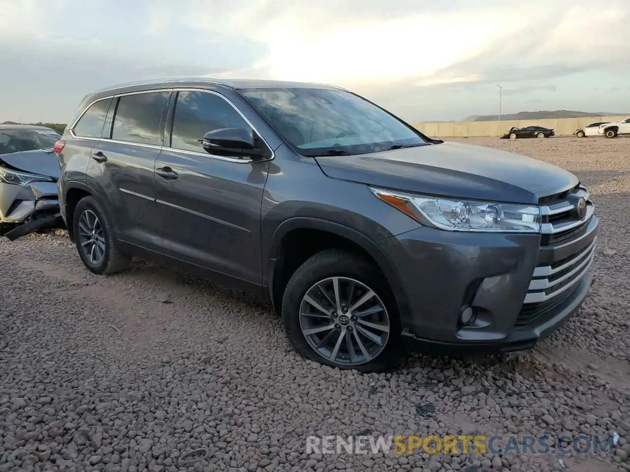 4 Photograph of a damaged car 5TDJZRFHXKS568333 TOYOTA HIGHLANDER 2019