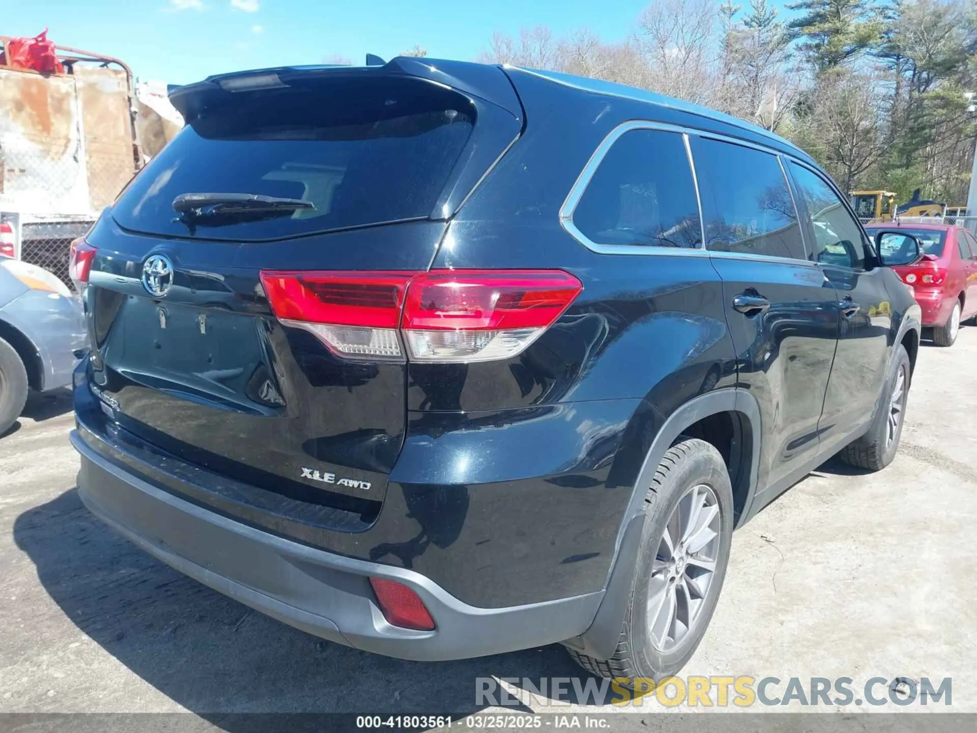 4 Photograph of a damaged car 5TDJZRFHXKS592342 TOYOTA HIGHLANDER 2019