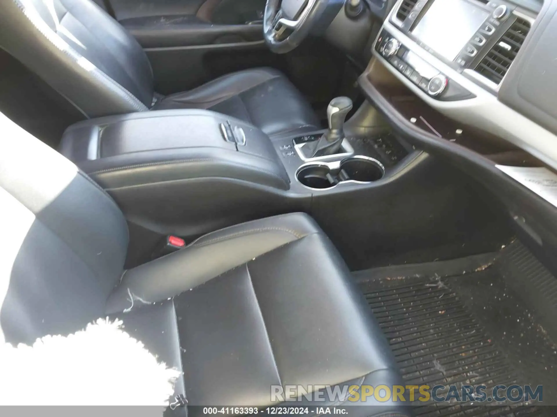 5 Photograph of a damaged car 5TDJZRFHXKS602092 TOYOTA HIGHLANDER 2019