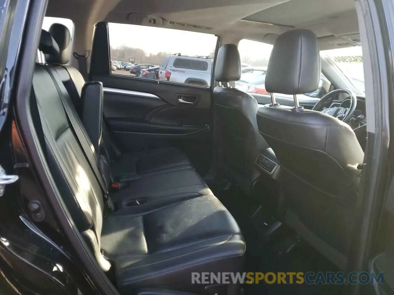 10 Photograph of a damaged car 5TDJZRFHXKS615943 TOYOTA HIGHLANDER 2019
