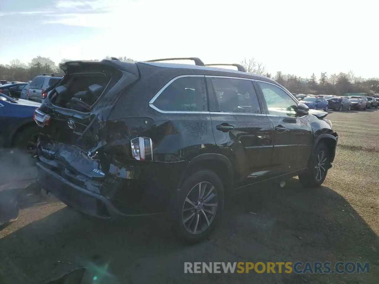3 Photograph of a damaged car 5TDJZRFHXKS615943 TOYOTA HIGHLANDER 2019