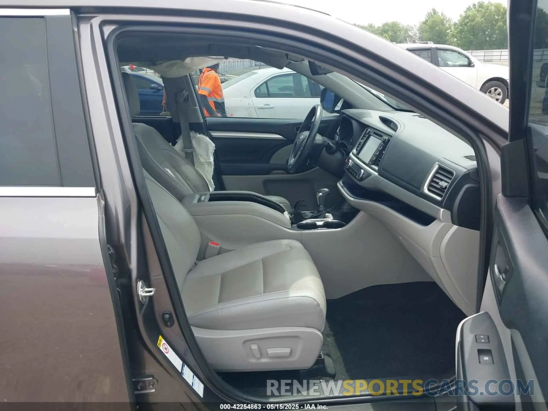 5 Photograph of a damaged car 5TDJZRFHXKS954007 TOYOTA HIGHLANDER 2019