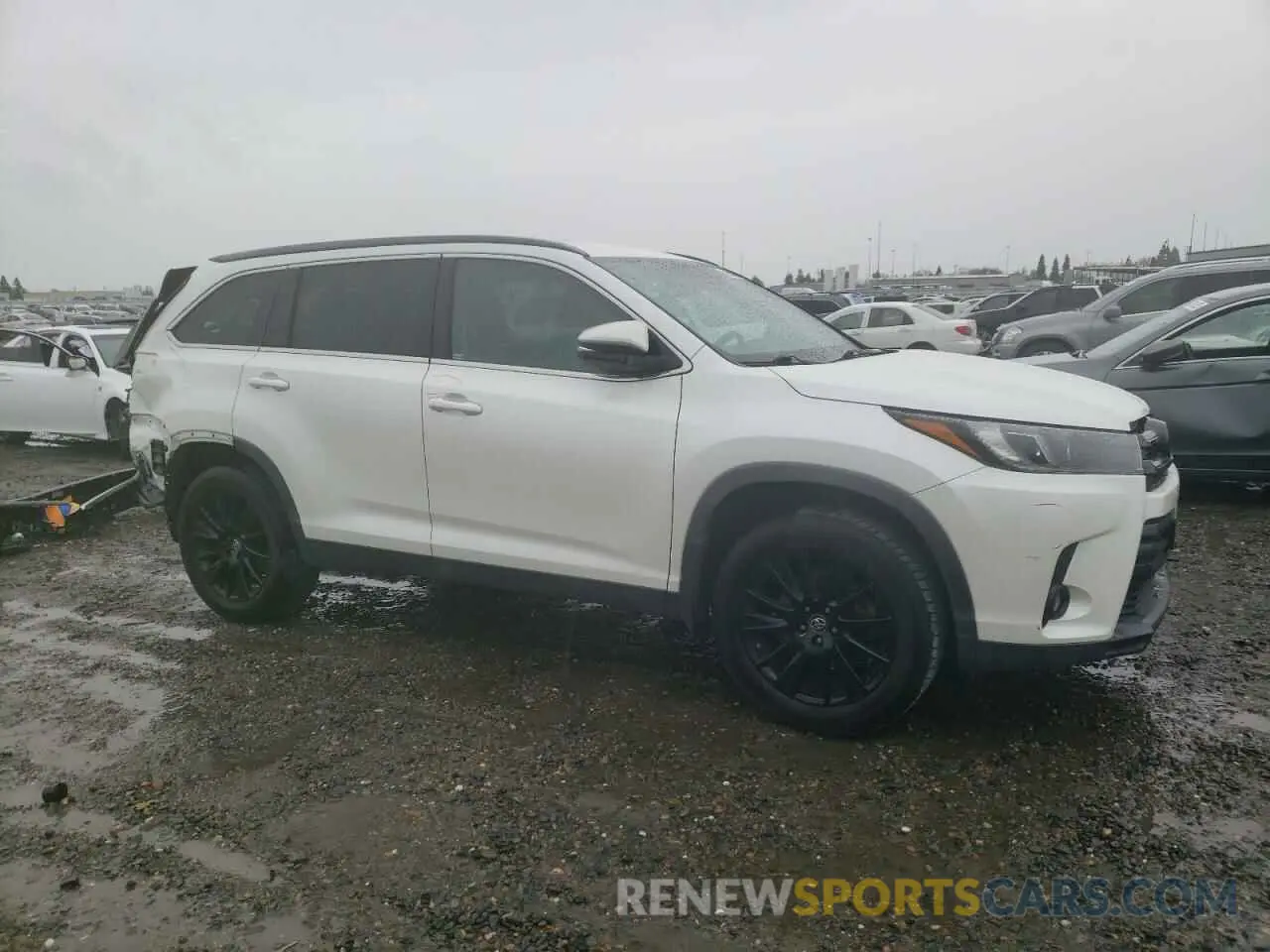 4 Photograph of a damaged car 5TDJZRFHXKS955884 TOYOTA HIGHLANDER 2019