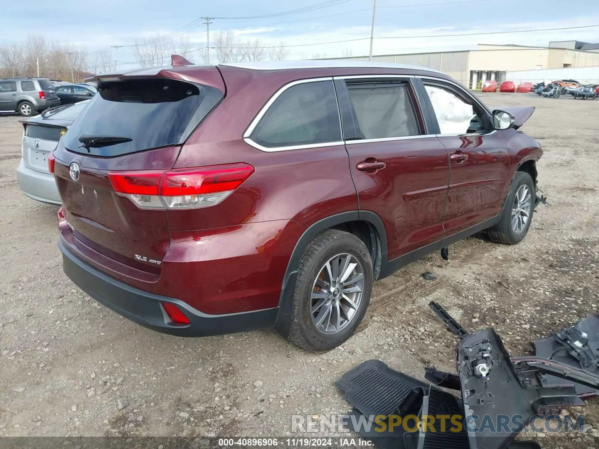 4 Photograph of a damaged car 5TDJZRFHXKS989985 TOYOTA HIGHLANDER 2019
