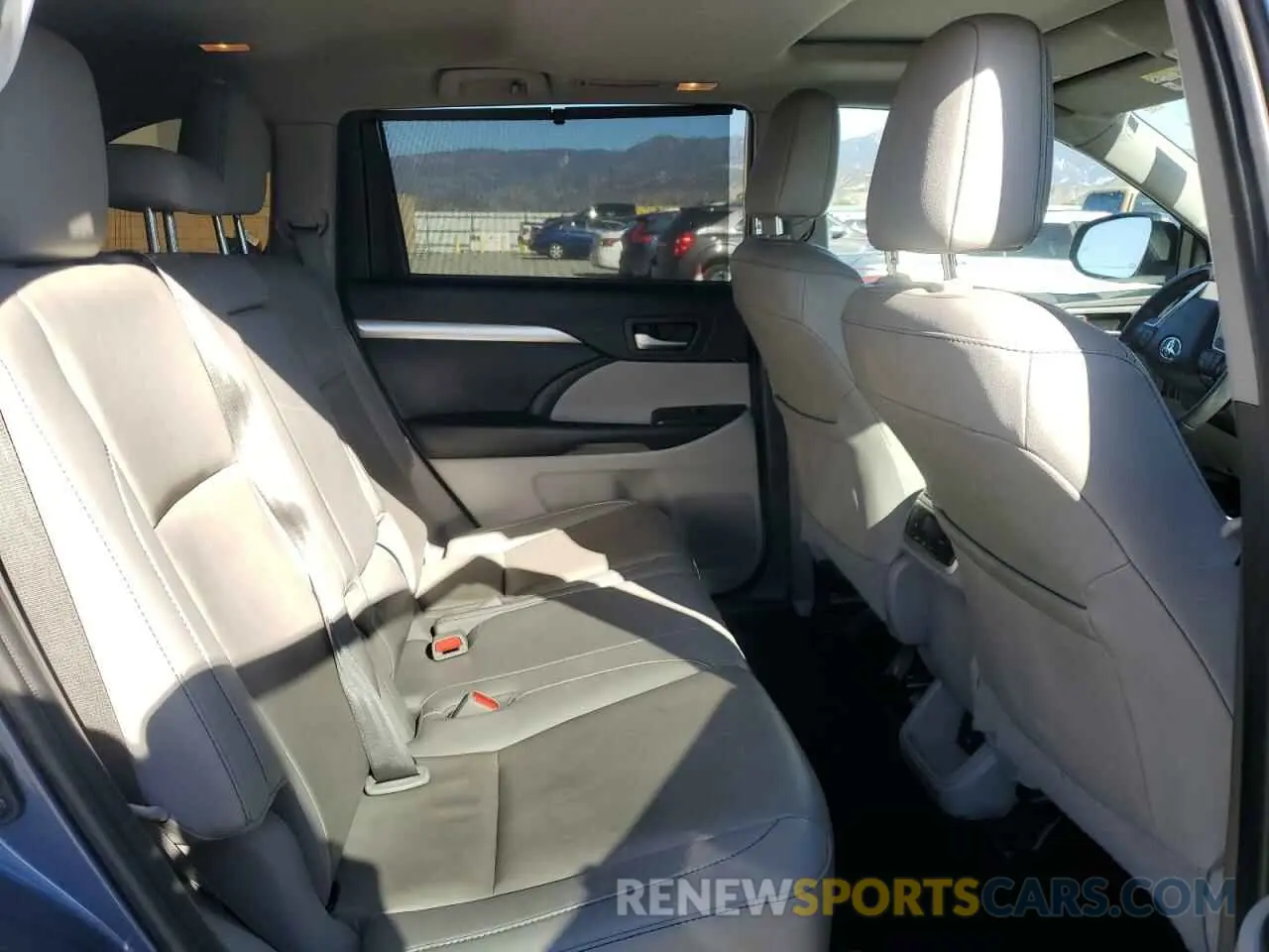 11 Photograph of a damaged car 5TDKZRFH0KS322671 TOYOTA HIGHLANDER 2019