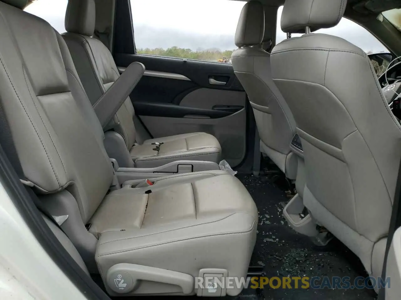 11 Photograph of a damaged car 5TDKZRFH0KS357453 TOYOTA HIGHLANDER 2019