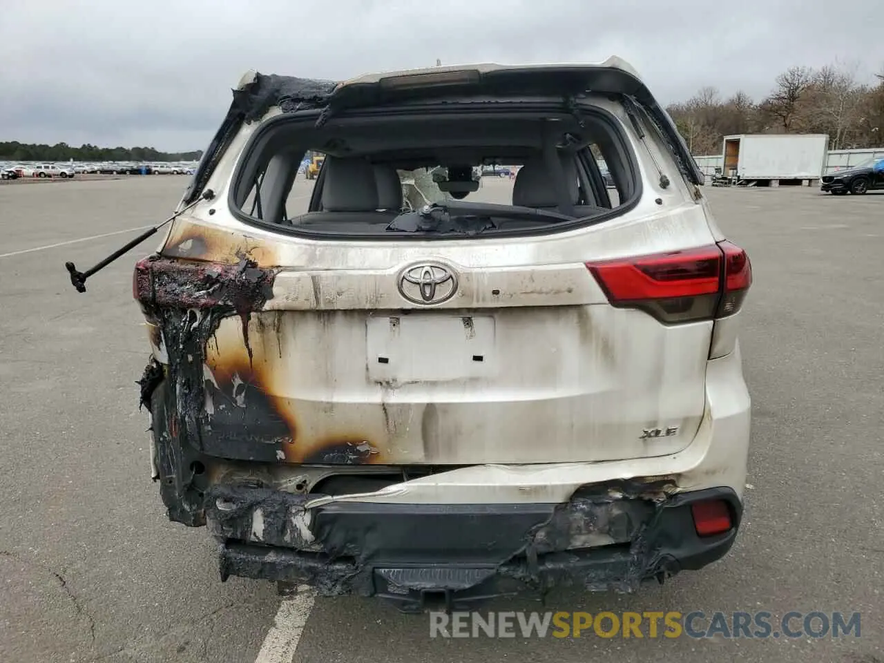 6 Photograph of a damaged car 5TDKZRFH0KS357453 TOYOTA HIGHLANDER 2019